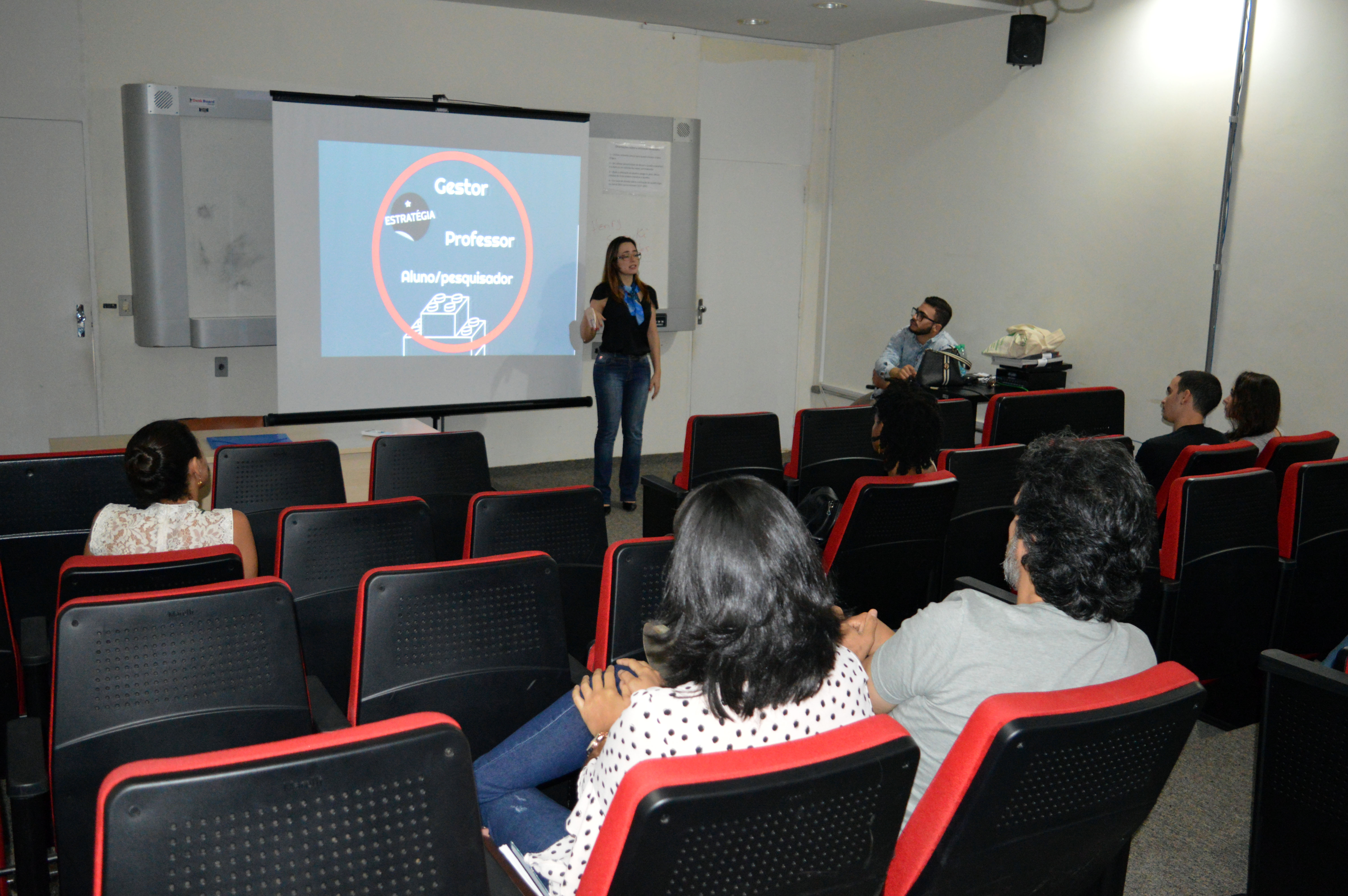 Analista do Instituto Nacional da Propriedade Industrial (INPI), Lara Guerreiro, durante palestra na sala Djalma Maia, no Câmpus Goiânia.